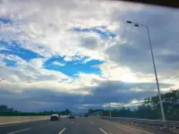 强大的人给出的爱是允许，恐惧的人给出的爱是控制，丰盛的人给出的爱是滋养，匮乏的人给出的爱是期待，期待的人给出的爱是教化，内求的人给出的爱叫感化，自私的人给出的爱是筹码，慈悲的人给出的爱是看见，智慧的人给出的爱是启发，无知的人给出的爱是打压。