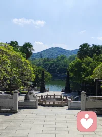 你千万不要等到一个向来很好说话的人开始跟你计较，因为在此之前，她所有的退让都是一种情分，而在此之后她所有的计较都是底线和警告。配图