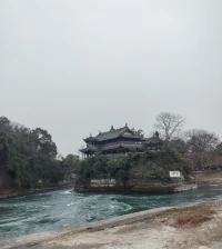 每一段艱難的故事背后都有一段掙扎，每一個挫折背后都有堅持，每一個不幸背后都有幸存。配圖