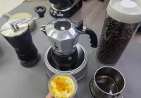 從容不迫的舉止
比起咄咄逼人的態度
更能令人心折...
我們稱它為：涵養。配圖