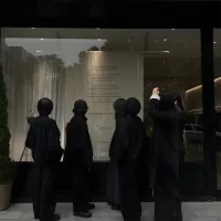 對于人性，多做理解，少做試探，

這世界沒有真相，只有視角。配圖