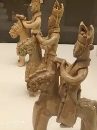 像不像古代人玩手機配圖
