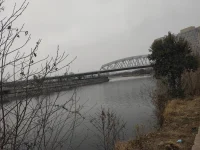 每個(gè)人的生活都百孔千瘡，也許你的人生不盡人意，但是那也是光能照射進(jìn)來的縫隙配圖