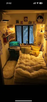 暖黃燈光漫過窗沿，夜風輕輕叩響心門，若你也有故事，這里永遠留著一盞聽你訴說的燈。配圖