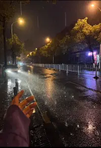 下雨了，你們的城市此時此刻也下雨了嗎配圖