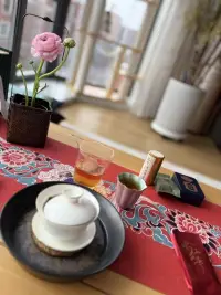 人生的許多事就像茶杯與茶一樣
無非拿起，放下……
拿起容易，放下難！
等你到收放自如的時候，就是重生！
上我們一起迎接未來的美好吧????配圖