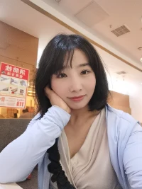 “遇見，獲得，失去，成長，釋懷，完結。我與舊事歸于盡，來年依舊迎花開。”配圖
