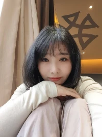 真正的治愈，始于承认有些人有些事，就是过不去。那些劝我放下的人，可曾问过我的伤口是否需要清创？可曾见过结痂下溃烂的真相？当你们把原谅当作通关文牒，是否想过有些委屈根本不需要被原谅，只需要被承认？真正的善意不是帮别人合上伤口，而是学会在别人的雨季里撑一把伞。那些过不去的往事里，藏着某个我永远需要拥抱的自己。

愿我们都能拥有说我还没过去的勇气，也愿每个深夜辗转的灵魂，都能遇见肯陪着数星星的人。配图