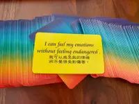 你反復遇見的 
其實是你潛意識里沒完成的功課 

如果你發現自己總是在經歷同一類事件
就表明這類事情是你生命中的重要課題 
只要這門功課你沒有學會 
相似的煩惱就會無限循環 
不斷重演 
以不同的方式考驗你 
折磨你 提醒你 

若你每次都仍舊憤怒 委屈 抗拒 
那便說明 
它還得回來一次 
那些看似命運的重復 
其實都是未被你看清的回音 

若你愿意停下腳步照見它 
它便不再是命 
而是醒來的門

直到你終于愿意選擇一條不同的方向 
直到你開始明白一切需向內求
向內探索才能尋找答案 
只有真正面對內在問題根源時 你的內在小孩才能被療愈 
因為你的答案 只有心知道 

當你的內在和解了 接納了 圓滿了 
那些曾經困擾我們的問題就徹底消失了 
你也迎來了那個更加豐盛 圓滿的自己

人蕞怕的不是苦 而是重復地苦 
可重復并不可怕 它只是說 
你還有地方沒走完 
真正的勇氣
是敢重新走回去 
帶著新的覺知 ?

#人生就是一場修行 ?配圖