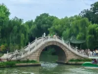 你的心理健康，
比你的工作重要，
比錢重要，
比他人的看法重要，
比家人的心情重要。

如果照顧自己的情緒，
意味著他人短暫的失望，
那就坦然的讓他們失望去吧。

不要和別人一起欺負自己，
你內心的平靜才是最重要的。
所以你應該更關心你自己，
更關心自己的心理健康，
而不是別人的感受
和別人對你的看法。配圖
