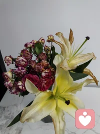 昨天晚上回家，看到十一期間買的百合花瓣已經枯萎??，正想隨手扔掉，不舍，湊近細聞，沁人心脾的香味仍暗香涌動，突然就很感動，她已傾盡全力，傾情綻放，在生命的最后階段，也不忘記釋放出最后的能量---哪怕她知道即將被丟棄。真是“天地有大美而不言，萬物有名法而不議。” 我們學習的“格物”不也是如此嘛，向萬事萬物學習，??。朱熹有言:?“格，至也。物，猶事也”，“格物”?就是窮究事物之理。他主張通過接觸世間萬事萬物，在一件一件事物中去窮究其理，并且可以由積累個別事物的知識而達到對天理的認識。比如，觀察山川河流的變化來探究自然規律，研究社會禮儀規范來理解倫理道德之理。朱熹還強調?“今日格一物，明日格一物”?的積累過程。今日我師，即是那朵即將被丟棄，仍然盡力綻放的百合花。以此為記。配圖