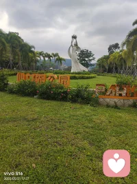 晨光熹微，万物静默如谜。
风穿过林梢，只带走一片落叶的叹息。
日子不慌不忙，我们来日方长。
在时间的褶皱里，藏着一整个宇宙的温柔。
心若静，喧嚣亦是远方。
把生活调成喜欢的频道，每一帧都是热爱。
与世界和解，从与一杯咖啡的独处开始。
光落在肩上，碎成轻盈的诗行。
简单，是另一种形式的丰盛。
听雨，看云，等风来，让灵魂跟得上脚步。
不必追赶浪潮，你自有你的方向与海。
留白处，不是空缺，是呼吸与想象的空间。
那些看似微不足道的日常，拼凑起生命最温暖的底色。
在纷繁中守护一方澄澈，于简约中抵达心灵的深远与宁静。
让每一个朴素的日子，都过成良辰。