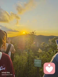 晨光落肩，今天又是崭新的一页。
心若向阳，所见皆是风景；步履不停，所遇皆是馈赠。
嘴角上扬，世界便亮了。
像风一样自由，像云一样舒展，让快乐在心底生根发芽。
今日份的晴朗，由内而外。
把烦恼折成纸船，放入时间的河流，目送它缓缓漂远。
每一个深呼吸，都吸入希望，呼出释然。
听见花开的声音了吗？那是生活温柔的回应。
情绪是调色盘，我选择用暖色调描绘今天。
当内心丰盈，连沉默都充满力量。
看，天空正为我们铺展无垠的蔚蓝画布。
感恩此刻的平静，它让微小的幸福都清晰可闻。
像孩子一样，为一颗糖的甜而雀跃，为一片叶的绿而驻足。
坏心情是过客，好心情是常驻的房客，我早已为后者备好了温暖的房间。
无论晴雨，我的心里都住着一个永不落幕的春天。