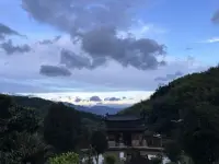 一切煩惱和負面情緒的根源都在于對“自我”的執著，即認為有一個實有不變的自我，并且把這個自我放置于世界的中心，然后又產生與自我相關的一切事物，包括自我的人格，財產，人際關系等等。殊不知這個“自我”只是無明的產物，系由一系列因緣合成的“幻相”，一旦破除了對自我的執著，一切煩惱也就成為無源之水，自然消散。配圖