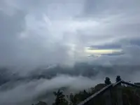 每月一山，小小抱龍拿下配圖