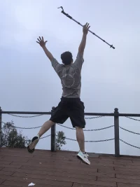每月一山，小小抱龍拿下配圖