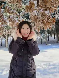 你不需要羡慕比你年轻的女孩，你要非常自信和笃定的做自已，女人最值钱的不是你的年龄而是你的气质，气质在走到哪儿别人都会对你喜爱有加，你又何必在乎那个关于自身的数字呢！[太阳]配图
