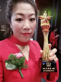 我們一定要遠(yuǎn)離持續(xù)否定你的人，如果被人持續(xù)性的打擊和否定，很容易喪失自我迷失自已，被負(fù)面情緒和負(fù)面想法給困住，明明是一個(gè)非常非常陽光積極正能量的人被持續(xù)否定和打壓都會(huì)變得麻木、抑郁喪失信心，那是一種精神剝削，他會(huì)忽略你的優(yōu)勢，否定你的人看不到你身上的特質(zhì)，他只會(huì)看到你的缺點(diǎn)和不足，忘記你身上的優(yōu)點(diǎn)和努力，和這種人長期共事，會(huì)影響你對自己的評估忽略掉自身價(jià)值。否定你的人，會(huì)把自己的負(fù)面情緒轉(zhuǎn)移到你的身上，無休止地打壓你的精神剝削到你。經(jīng)常被他人否定，人會(huì)活得不松馳不自燃會(huì)讓你否定自己活得沒自我很憋屈想逃離。所以，為了自己的身心健康，盡早遠(yuǎn)離一直否定你的人，離得越遠(yuǎn)越好！配圖
