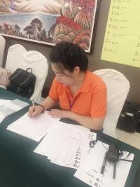 时刻保持单纯，
女人最美好的状态，就是任由世界伤我无数回，但我眼神里依旧有青春时闪烁的希望！加油✊配图