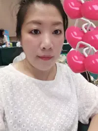 中年人最好的活法就是每天清零。
睡前原諒一切，睡醒不問過往。
有錢把日子過好，沒錢把心情過好。
余生撲面而來，而我們終將釋懷。
平靜的過，健康的活，開心的笑，適當(dāng)?shù)拿ΑＲ磺羞^往與我無關(guān)。
我，只活今天。配圖