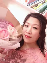 越簡(jiǎn)單的女人福報(bào)越大，越簡(jiǎn)單的女人最有福氣，活得簡(jiǎn)單的女人特別善良，總是不爭(zhēng)不搶?zhuān)蕴澏啵牵谒龅嚼щy的時(shí)候，總會(huì)有貴人前來(lái)幫忙解決。配圖