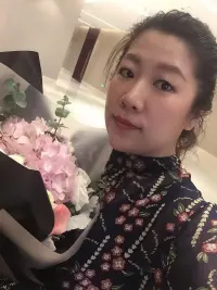 人與人之間的溝通實在是太重要了，無論發生什么事情，都要做到溝通而且是及時有效溝通。兩個人的溝通70%是情緒，30%才是內容，如果情緒不對，內容就會扭曲。因此，沒有良好的情緒，說的再多也只是發泄。溝通的目的是解決問題，一定要調整好自己的情緒，時刻保持清醒，確定自己不會被與解決問題無關的事情激怒之后再開口，讓對方無語或者生氣，只會激化矛盾，從而產生新的問題。切記，吼叫不能解決任何問題，人的情緒管理真的很重要，成年人的情緒穩定是一個人的頂級修養。配圖