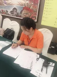 一切的矫情和装、咆哮和压抑，都是源于缺钱和缺爱导致。配图