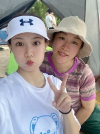 人到中年，去接受一切自然发生的人和事，长皱纹也不焦虑，和岁月做朋友，让我们浑身散发成熟沉淀睿智坚强的美，优雅从容温柔而真诚。配图