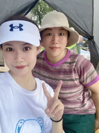 做个笨女人挺好的，没有必要八面玲珑，也没有必须非去获得大家的赞许，无灾无难就好，只要你肯努力保持正直、坚强、乐观、开朗就好。一个善良的女人，骨子里永远会住着天真，不随波逐流，不人云亦云，她经历世事以后却眼中依旧带光，岁月流转，她的善良会成为人生最坚实的底气，人生之路也会越走越顺。配图