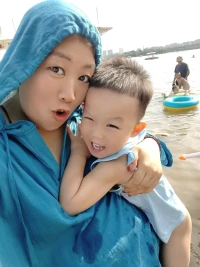 一个快乐的人，天天都会处在喜乐当中，遇到喜悦的时候能够直率的表露，经常是高兴的，经常是开心的，还哼着歌，随缘而来随缘而去，整个生活就会变得又简单又愉快！配图