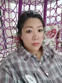 人活著活著就會明白，跟任何人較勁都是在消耗自已，一個人真正的強大，是學會放過自己，遠離傷害。