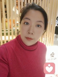 生命中最美好的样子，
从来不是沉迷于被别人的认可和喜欢，
而是懂得自我欣赏，
把自己活成一束光，自信坦荡，光芒万丈！