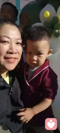 微笑是最好的语言，
它能化解一切困难与难题，
它能带给你力量与勇气，
心怀感恩，幸福和快乐自然会来敲门。