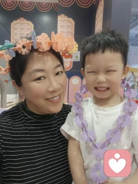 日子是自己的，别跟自己较劲，有多大能力就过啥日子，别硬撑。
做个阳光的人，有喜欢的事，有自己的底线，心里有念想，顺着日子过，在哪都能好好生活，站在自己的节奏里，过好自己的小日子。配图