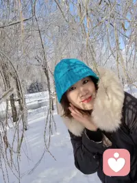 其实人活着活着就明白了，跟任何人较劲，都是在消耗自己，要做到人间清醒：不被拿捏、不信承诺、不吃大饼、不听故事，其实人与人之间最稳定的关系，就是没有关系。配图