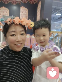 心中有光，生活自会晴朗。
一个人的人生如何，实则就是取决于心态。
若内心有光，便能在平凡中发现美好，只要心怀阳光，处处皆是风景。配图