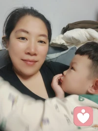 我们在无法重来的人生里，请尽量快乐，被爱当然很好，没有也没关系，别说、别问、别期待，就不会有失望，撑好伞，迈好步，不纠结过往，不忘归路即好。