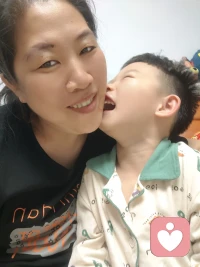 人与人相处，不必强求所有人都喜欢自已，舒服就靠近，累了就远离，真诚待人，也守住边界。少一点揣测，多一点坦然；少一点讨好，多一点自在。好的关系从不需要费力维系，懂你的人自然会留边身边，温和从容，便是最好的社交姿态。配图