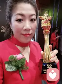 不慌不忙，慢慢成为更好的自已，
不必追赶别人的脚步，
每个人都有自己的时区，
慢一点没关系，普通也没关系，
认真生活，温柔自愈，
接纳当下，静待花开，
你本身就很珍贵。配图