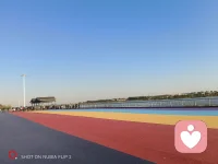 宮崎駿的這段回答，簡直太漂亮了！ 別人怎么看自己，常常跟自己一點兒關(guān)系都沒有。

我們一旦在乎別人的評價，就遠(yuǎn)離了自己，遠(yuǎn)離了創(chuàng)造力。

我想起宮崎駿的一段經(jīng)典訪談。

作為非常受歡迎的一位動漫電影創(chuàng)作者，在一次采訪中記者問他：您的作品在全球有那么多的受眾，您在創(chuàng)作時是如何考慮觀眾的？

宮崎駿說：我從來不考慮觀眾。

記者問：那么您作為導(dǎo)演如何去制作電影呢？

宮崎駿又說了一句：我不是導(dǎo)演。

記者愣住了：您不是導(dǎo)演，誰是導(dǎo)演？

結(jié)果宮崎駿回答：故事本身才是導(dǎo)演???。

后來他解釋道——

很多時候他也并不知道該如何創(chuàng)作，但他相信每個電影故事都有其自身邏輯，他唯一要做的就是跟隨內(nèi)心的感覺，讓故事指引著他去該去的地方。

這個回答，簡直太漂亮了！

我們可以看到，世界上那些偉大的創(chuàng)作者，基本上都有這樣的做事風(fēng)格——

他們敢于追隨感覺，有一份穩(wěn)固的「內(nèi)在評價體系」，不輕易受外界的動搖。

相反，常陷入二三流困境的人，會不斷去琢磨別人怎么想，甚至深受他人議論的苦惱。

一旦太考慮別人的評價，人就會失去自己的節(jié)奏；

一旦背離了自己的感覺，人就會失去創(chuàng)造性。

只有忠于內(nèi)心、忠于感覺我們才能夠真正投入到事情之中，去體驗、去探索、去做無限的創(chuàng)造；

你會驚訝地發(fā)現(xiàn)——自己會展現(xiàn)出遠(yuǎn)遠(yuǎn)超乎正常水平的能力來。

這是一個全然不同的境界。??配圖