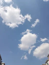 好干凈的天空，愿白云帶走所有的陰霾！配圖