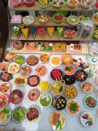 即使不见面，不说话没有任何联系，心里总会留一个位置，安安稳稳的放一个人既不是恋人，也不是朋友，但总会时常想起。
希望他一切都安好，有些人，止于唇齿，掩于岁月，这也许就是爱情最后的归宿吧！配图
