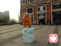 深夜emo自救，不是一个人的硬扛。

1. 给情绪“按下暂停键”

别刷手机了。打开备忘录，用文字或语音给自己发3分钟“碎碎念”，写完就关掉。把情绪扔进备忘录，而不是反复咀嚼。

2. 启动“物理隔离程序”

立刻离开床/沙发，去倒一杯温水慢慢喝。改变身体姿势，能打断80%的情绪漩涡。如果允许，拉开窗帘看看凌晨的天空——城市的灯光或月光，都在告诉你“不止你醒着”。

3. 设置“最小目标”

不要求自己“马上睡着”或“立刻开心”。告诉自己：“我只需要平静地呼吸10次”。完成它，你就赢了一次。配图