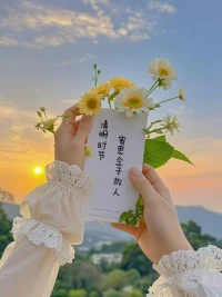 一、三樣東西有助于緩解生命的疲勞：希望，睡眠和微笑。

二、當你再遇到不順心的事情時不再是用哭鬧來解決問題，眼淚能沖刷的永遠是面容，能改變現狀的只有行動。

三、成功根本沒有秘訣可言，如果有的話，就有兩個：第一個就是堅持到底，永不言棄；第二個就是當你想放棄的時候，回過頭來看看第一個秘訣，堅持到底，永不言棄。配圖