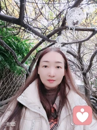 一、人之所以不快樂，就是苛求太多，欲望瘋長。

二、歲月，在無憾中微笑，才美麗；人生，在眼淚中微笑，才多姿；生命，在堅強中微笑，才精彩。 

三、學會知而不言，因為言多必失；學會自我解脫，因為這樣才能自我超越；學會一個人靜靜思考，因為這樣才能讓自己清醒、明白；學會用心看世界，因為這樣才會看清人的本初；學會放下，因為只有放下了才能重新開始；學會感恩，因為擁有一顆感恩的心能幫助我們在逆境中尋求希望，在悲觀中尋求快樂！配圖