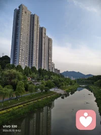 一、人生最可悲的事情，莫过于胸怀大志，却又虚度光阴。
 
二、一个人能有多大点出息，关键看他怎样对待自己的时间。你和时间的关系，就形成了你自己。你让自己时间更有价值，时间就会让你的生命更有价值。

三、越是忙碌，就越是要小心生活的鸡零狗碎，不要被无谓的人事消耗，不要在生活的泥潭里打滚，要时刻清楚什么才是对自己最重要的事，谁才是对自己重要的人。保持专注，保持警惕，时间用在哪里，人生就在哪里。——扶南

美好的一天开始了！
早安，亲们！