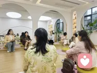 一、独处是一种能力，具备这种能力并不是感觉不到孤独，而是在孤独时也懂得打磨自己。

二、在忙碌的生活中，不妨给自己留一些独处的时间，把外界的喧嚣关在门外，将孤独当作自己的朋友。当我们学会了在安静中精进学识，在闲暇时陶冶情操，在孤独中修身养性，就能收获成长。

三、“你和自己的关系，就是你和世界的关系。”人之所以需要独处，是为了给自己一份清净、一份纯粹。独处是一个人最好的增值期，它让我们有机会向内审视，正视不足，从而提升自己。