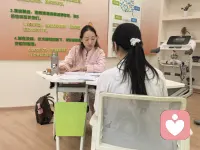 一、独处是一种能力，具备这种能力并不是感觉不到孤独，而是在孤独时也懂得打磨自己。

二、在忙碌的生活中，不妨给自己留一些独处的时间，把外界的喧嚣关在门外，将孤独当作自己的朋友。当我们学会了在安静中精进学识，在闲暇时陶冶情操，在孤独中修身养性，就能收获成长。

三、“你和自己的关系，就是你和世界的关系。”人之所以需要独处，是为了给自己一份清净、一份纯粹。独处是一个人最好的增值期，它让我们有机会向内审视，正视不足，从而提升自己。
