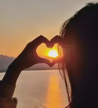如果熬夜真的戒不掉，不如享受。
早睡是身體需求，而熬夜是靈魂需求。
如果你無法早睡，或許因為你的靈魂喜歡晚上出來唱歌。配圖