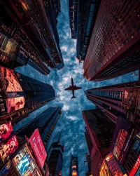 社交恐怖症的产生原因：
1.性格因素，自幼胆小懦弱、内向害羞的人，长大以后也容易胆小害羞，不敢在别人面前大声讲话。
2.精神刺激因素，以前有过在公众场合出丑、被批评的经历，导致再次出现在这样的场合时紧张害怕，担心再一次受到心理伤害。
3.家庭因素，从小父母离异，或者关系不和，经常吵架过后拿孩子撒气，导致孩子长大以后极度不自信，公共场合不敢随意表达自己的想法。
